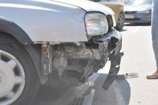 Neatenţia în conducere face victime: două şoferiţe s-au 